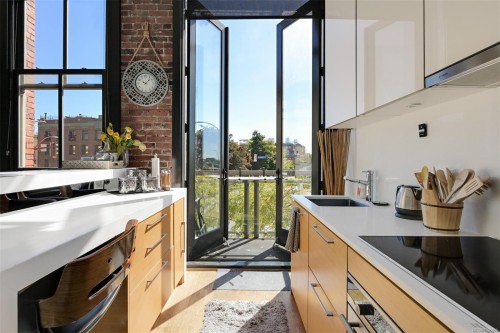 225-1610 Store St, Victoria, BC - Indoor Photo Showing Kitchen