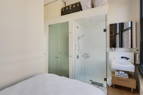 225-1610 Store St, Victoria, BC - Indoor Photo Showing Bedroom