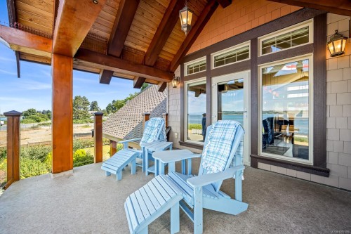 3943-3941 Marine Dr, Royston, BC 