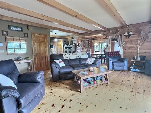 Salon - 1997 Ch. Adrien-Denis, Laniel, QC - Indoor Photo Showing Living Room