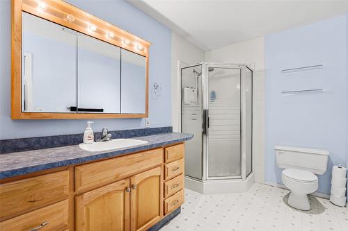 1548 Teetzel Road, Creston, BC - Indoor Photo Showing Bathroom
