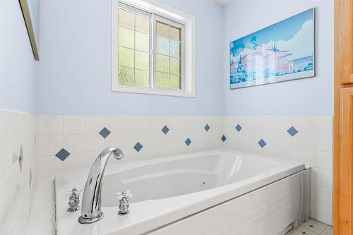 1548 Teetzel Road, Creston, BC - Indoor Photo Showing Bathroom