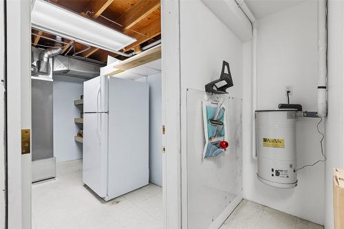 1548 Teetzel Road, Creston, BC - Indoor Photo Showing Basement