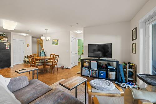 211-1479 Glenmore Road, Kelowna, BC - Indoor Photo Showing Living Room