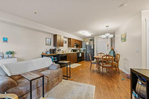 211-1479 Glenmore Road, Kelowna, BC - Indoor Photo Showing Other Room