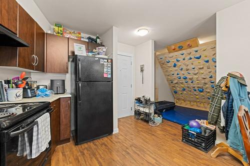 211-1479 Glenmore Road, Kelowna, BC - Indoor Photo Showing Kitchen
