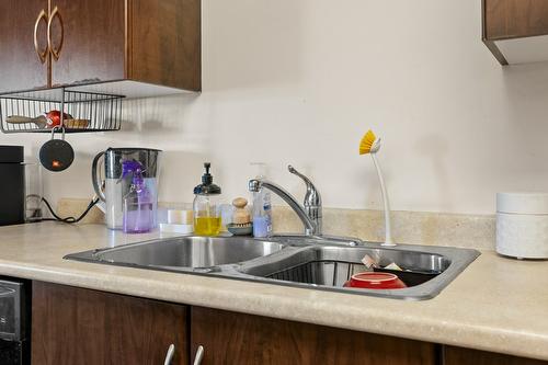 211-1479 Glenmore Road, Kelowna, BC - Indoor Photo Showing Kitchen With Double Sink