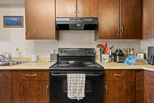 211-1479 Glenmore Road, Kelowna, BC - Indoor Photo Showing Kitchen