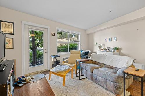 211-1479 Glenmore Road, Kelowna, BC - Indoor Photo Showing Living Room