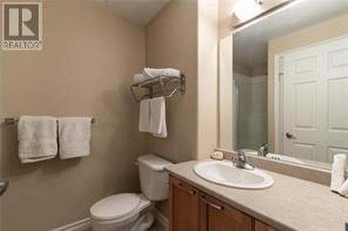 1128 Sunset Drive Unit# 1104, Kelowna, BC - Indoor Photo Showing Bathroom