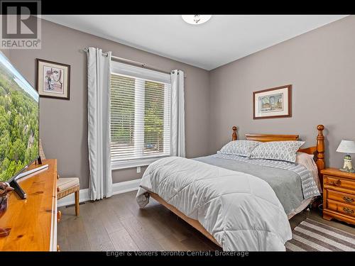 81 Spruce Street, Tiny, ON - Indoor Photo Showing Bedroom
