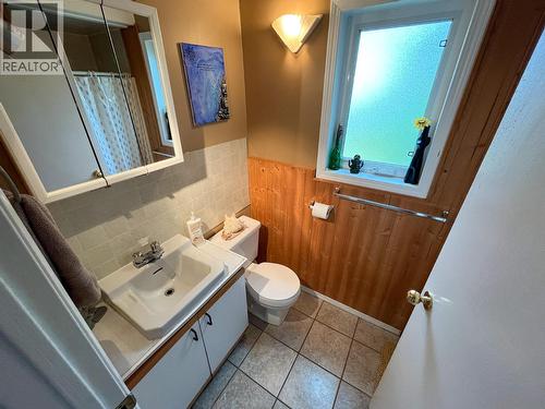 Bathroom - 510 Cedar Street, Sicamous, BC - Indoor Photo Showing Bathroom