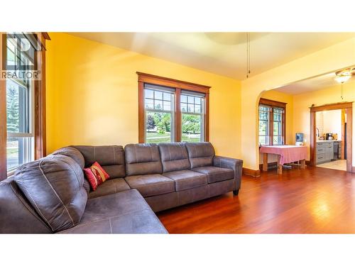 216 27Th Avenue, Creston, BC - Indoor Photo Showing Living Room