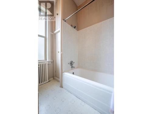 Main Floor Bath - 304 Second Street E, Revelstoke, BC - Indoor Photo Showing Bathroom