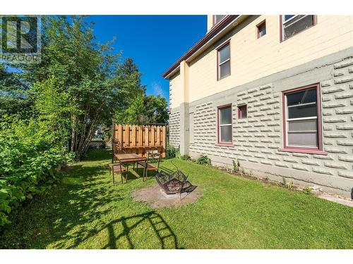 Side yard with Firepit - 304 Second Street E, Revelstoke, BC - Outdoor