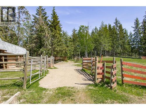 3851 10 Avenue Se, Salmon Arm, BC - Outdoor
