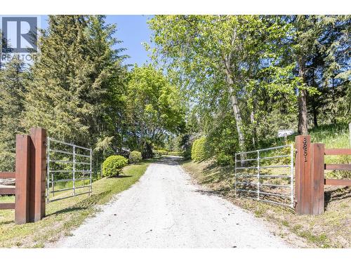 3851 10 Avenue Se, Salmon Arm, BC - Outdoor