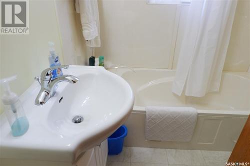 220 6Th Avenue W, Assiniboia, SK - Indoor Photo Showing Bathroom