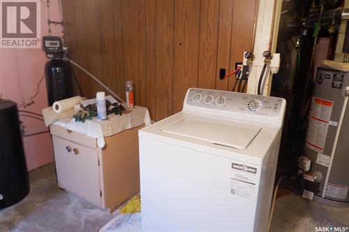 220 6Th Avenue W, Assiniboia, SK - Indoor Photo Showing Laundry Room