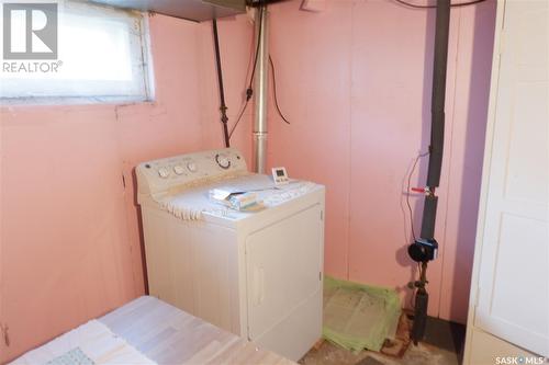 220 6Th Avenue W, Assiniboia, SK - Indoor Photo Showing Laundry Room