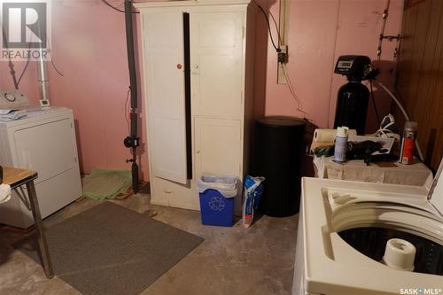 220 6Th Avenue W, Assiniboia, SK - Indoor Photo Showing Laundry Room