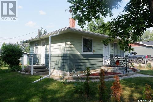220 6Th Avenue W, Assiniboia, SK - Outdoor