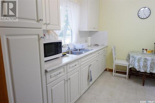 220 6Th Avenue W, Assiniboia, SK - Indoor Photo Showing Kitchen With Double Sink