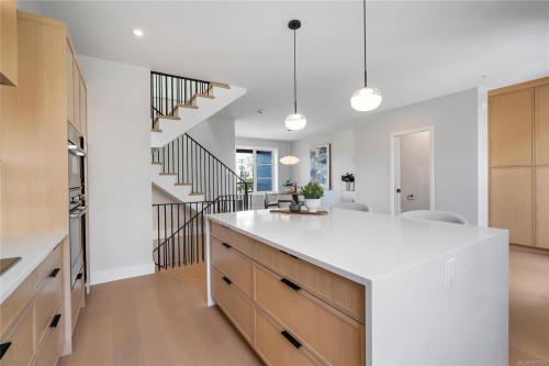 13-2590 Penrhyn St, Saanich, BC 