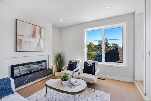 13-2590 Penrhyn St, Saanich, BC 