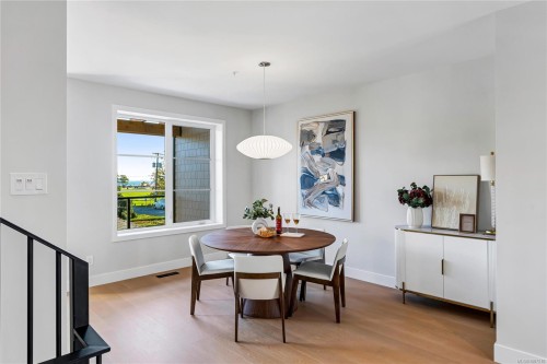 13-2590 Penrhyn St, Saanich, BC 