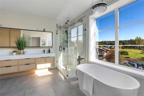 13-2590 Penrhyn St, Saanich, BC 