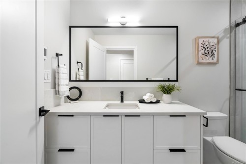 13-2590 Penrhyn St, Saanich, BC 