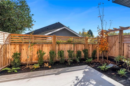 13-2590 Penrhyn St, Saanich, BC 