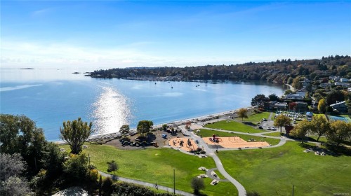 13-2590 Penrhyn St, Saanich, BC 