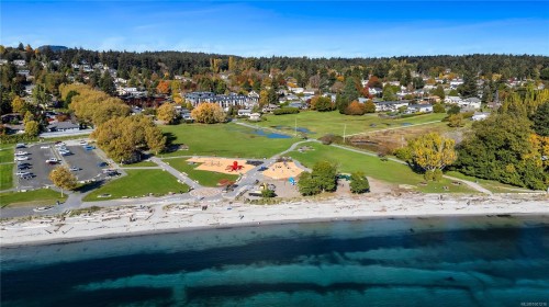 13-2590 Penrhyn St, Saanich, BC 