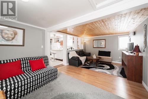 74 De La Salle Boulevard, Georgina, ON - Indoor Photo Showing Living Room