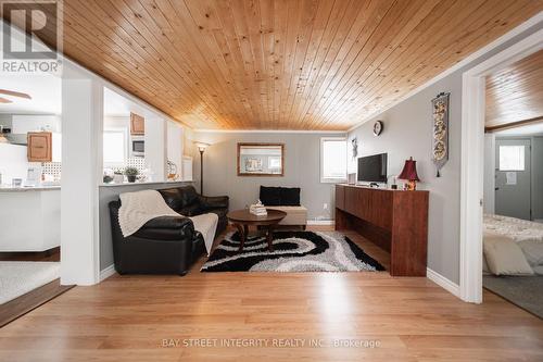 74 De La Salle Boulevard, Georgina, ON - Indoor Photo Showing Living Room