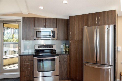 401-1392 Island Hwy South, Campbell River, BC - Indoor Photo Showing Kitchen With Stainless Steel Kitchen