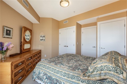 401-1392 Island Hwy South, Campbell River, BC - Indoor Photo Showing Bedroom