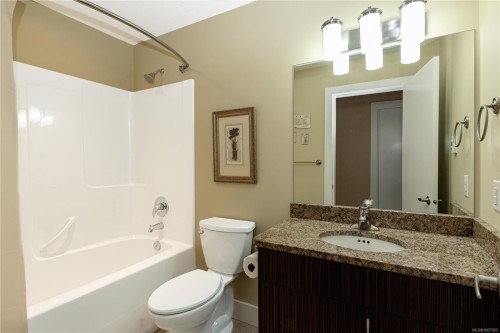 401-1392 Island Hwy South, Campbell River, BC - Indoor Photo Showing Bathroom