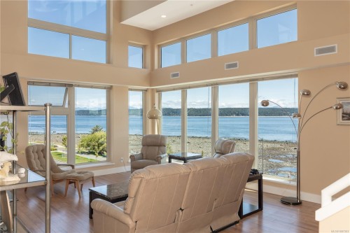 401-1392 Island Hwy South, Campbell River, BC - Indoor Photo Showing Living Room