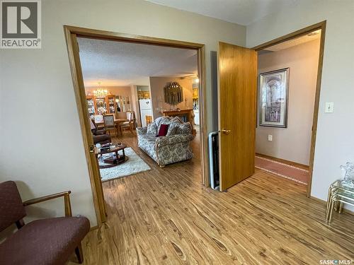 11 119 4Th Avenue W, Kindersley, SK - Indoor Photo Showing Living Room