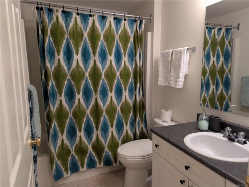 111-1105 Henry Rd, Courtenay, BC - Indoor Photo Showing Bathroom