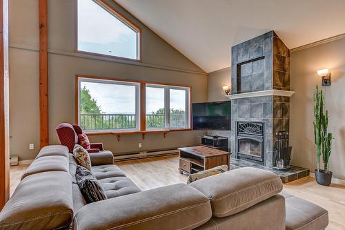 Living room - 11 Ch. Lucette, Saint-Sauveur, QC - Indoor Photo Showing Living Room With Fireplace