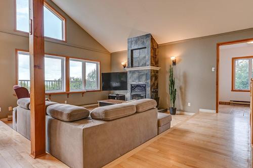 Living room - 11 Ch. Lucette, Saint-Sauveur, QC - Indoor Photo Showing Living Room With Fireplace