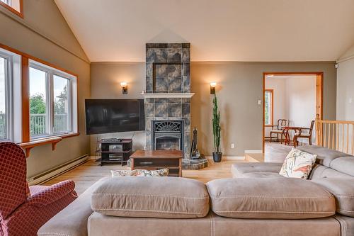 Living room - 11 Ch. Lucette, Saint-Sauveur, QC - Indoor Photo Showing Living Room With Fireplace