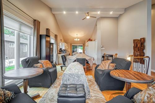 Salon - 33 Av. St-Denis, Saint-Sauveur, QC - Indoor