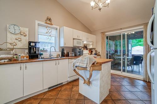 Cuisine - 33 Av. St-Denis, Saint-Sauveur, QC - Indoor Photo Showing Kitchen With Double Sink