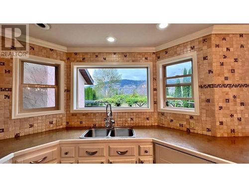 1973 Tranquille Road, Kamloops, BC - Indoor Photo Showing Kitchen With Double Sink