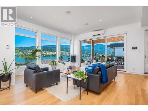 7934 Graystone Drive, Coldstream, BC - Indoor Photo Showing Living Room